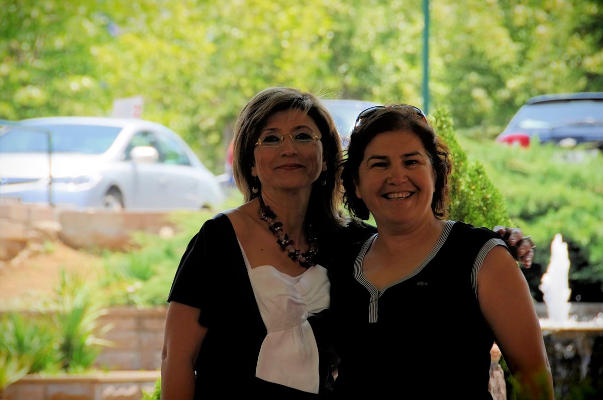 Canım annem ve Münevver Teyze. Can yoldaşları. Mezuniyetim sonrası yemek yemek için Ankuva girişinde. - Bilkent, 2008