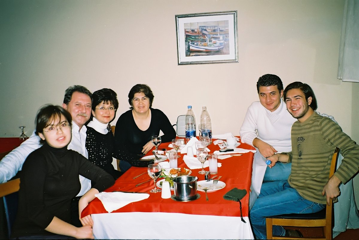 Zor günlerdi. Hüseyin'le Sebuş'la birlikte Uludağ'a kayak için geldik. Muhabbetin Çolak ailesiyle hep böyle keyifli oldu.