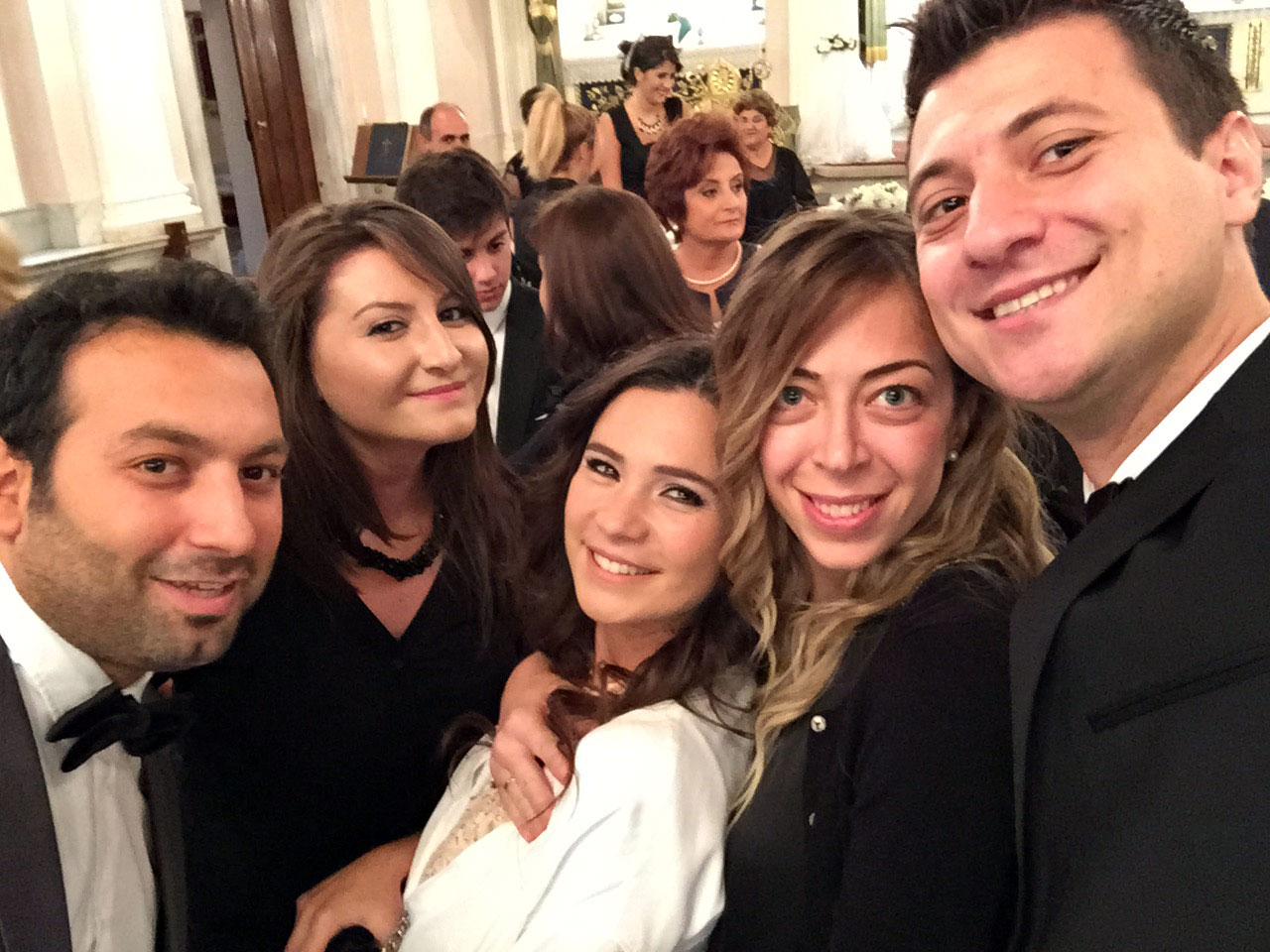 Berat, Yeşim, Meral, Elif ve Ben. Kilise nikahı için hazırız. Üç Horan Ermeni kilisesinde bir selfie.