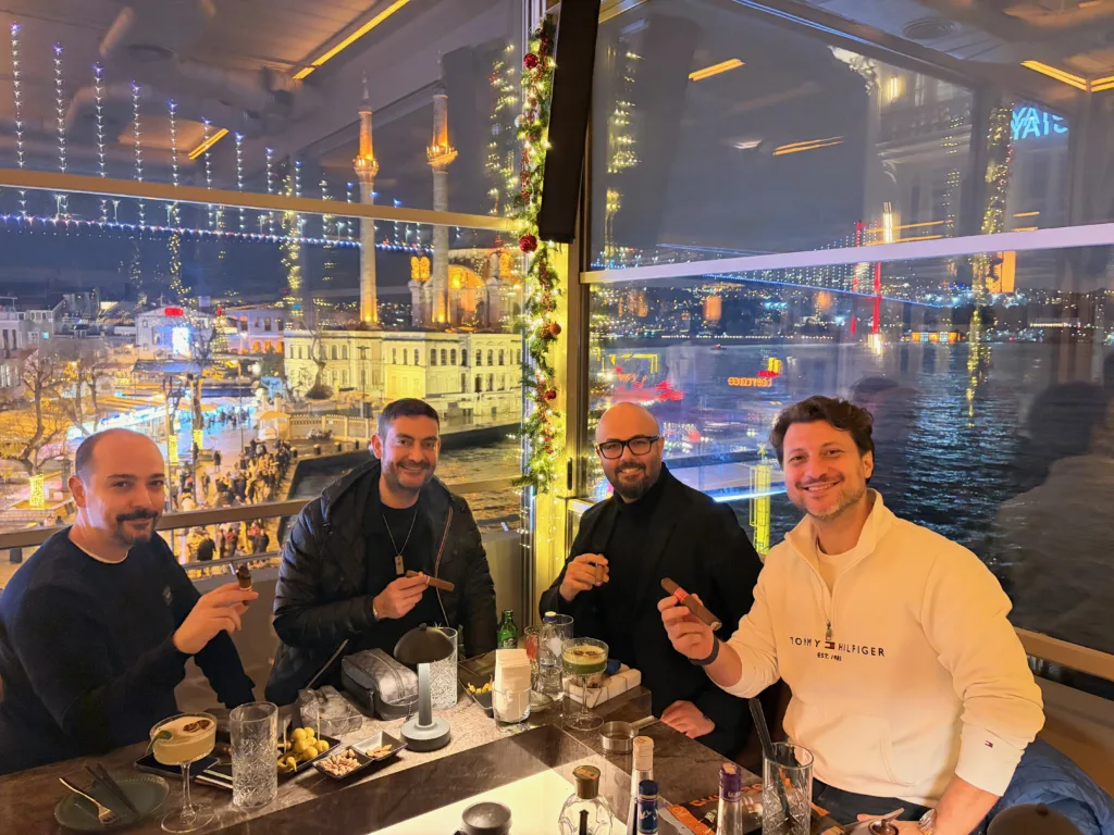 Dostlara selam, tüttürmeye devam.
Cihan Kıykaç, Yusuf Bahadır Turhan, Önder Fırat, Orçun Başlak